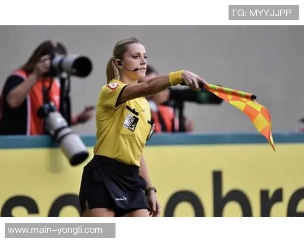 魅力与公正并存美女足球裁判在绿茵场上的风采与挑战 魅力与公正并存美女足球裁判在绿茵场上的风采与挑战